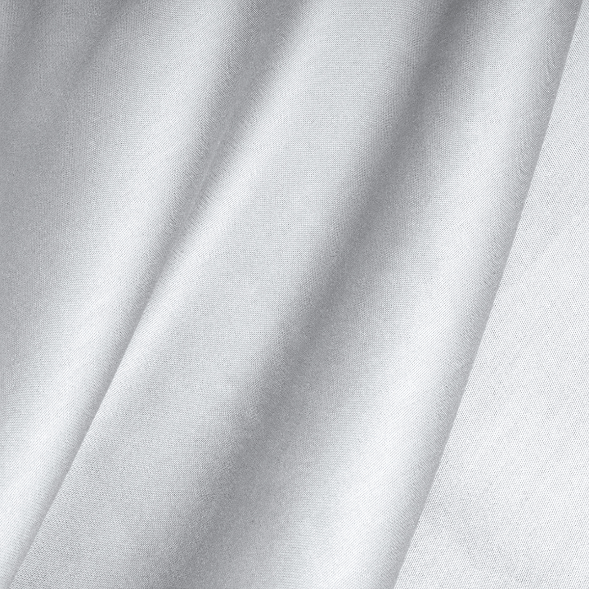 Nahaufnahme des Primaviera Deluxe Topper Satin Deluxe Spannbettuches in Weiss, mit einer glatten, weichen Satinoberfläche mit subtilen diagonalen Falten und luxuriöser Textur.