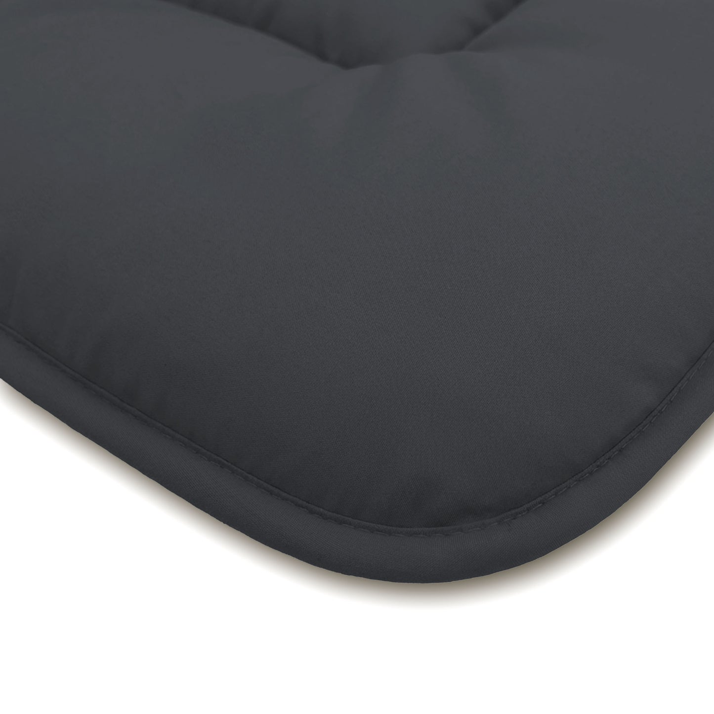 Nahaufnahme eines dunkelgrauen, gepolsterten Kissens mit abgerundeten Kanten, das an den Plüschkomfort der Zelesta Comfort Duo Bettdecke in Sanftes Schwarz & Silbergrau erinnert, dargestellt vor einem weißen Hintergrund.