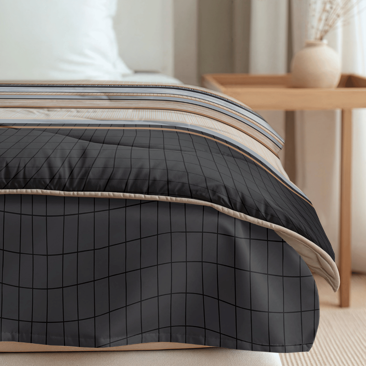 Ein ordentlich gemachtes Bett mit der Zelesta Royalbed - Blue Stripes Bettwäsche, einem gestreiften Laken und einem hölzernen Nachttisch mit einer beigen Vase mit getrockneten Gräsern in einem sanft beleuchteten Schlafzimmer.