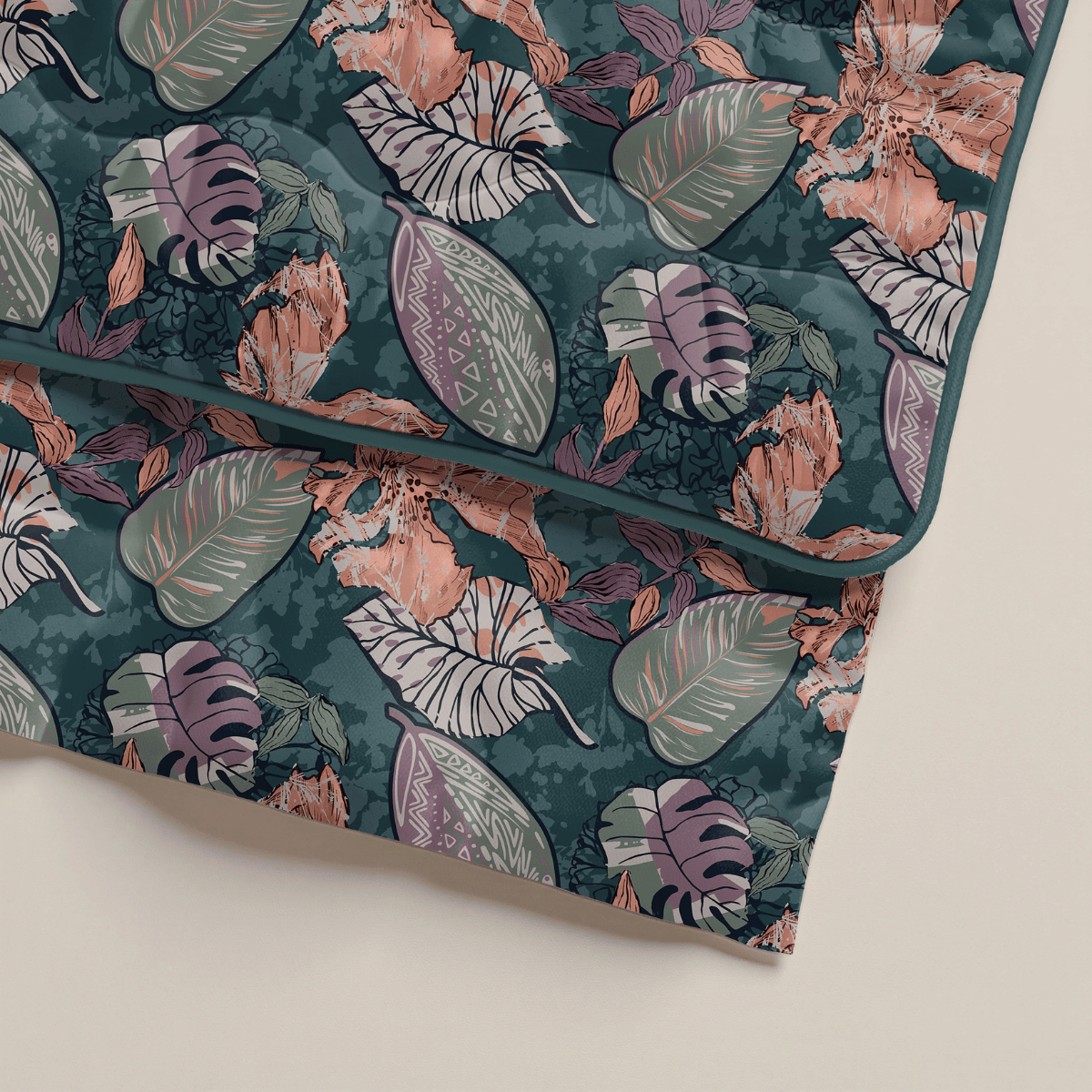 Das Zelesta Royalbed - Flower Power ist eine gesteppte Mikrofaser-Bettdecke mit illustrierten Blättern und Blumen in Grün, Rosa und Beige auf einem dunkelgrünem Hintergrund.