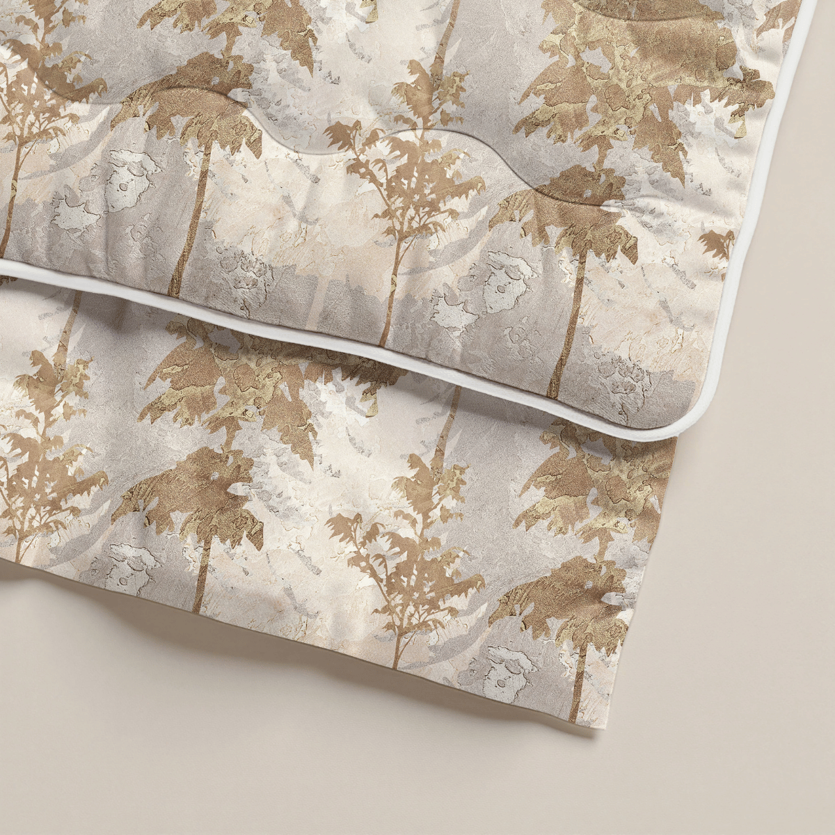 Eine Nahaufnahme der Zelesta Royalbed - Japanese Tree Mikrofaser Bettdecke, mit einem braunen und beigen Baumdruck mit weißer Paspel, auf einer hellen Oberfläche.