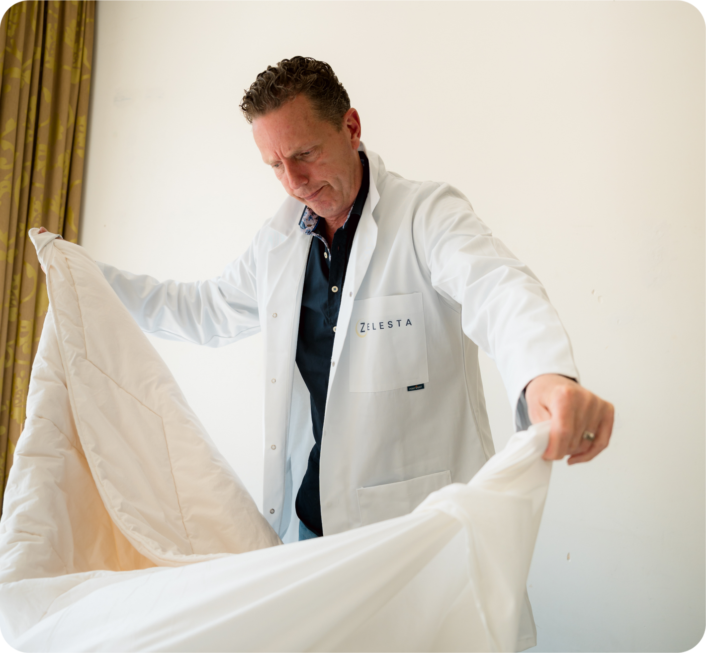 Hygieneexperte Rob Geus inspiziert die Bettdecke.