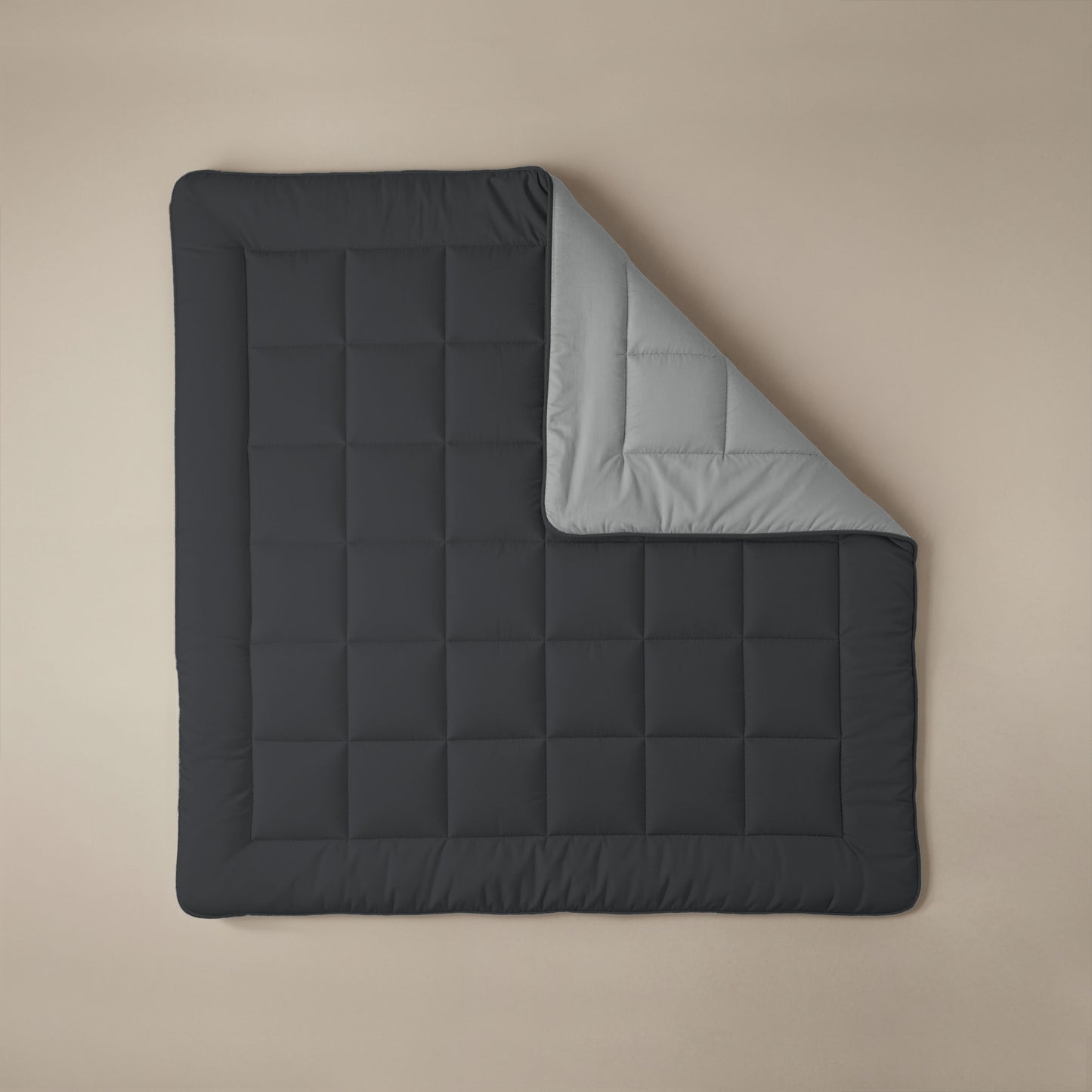 Die Zelesta Comfort Duo Bettdecke in sanftem Schwarz mit silbergrauem Unterseite bietet einen stilvollen, festen Bezug - ideal als All Season Bettdecke für anspruchsvolle Kunden.