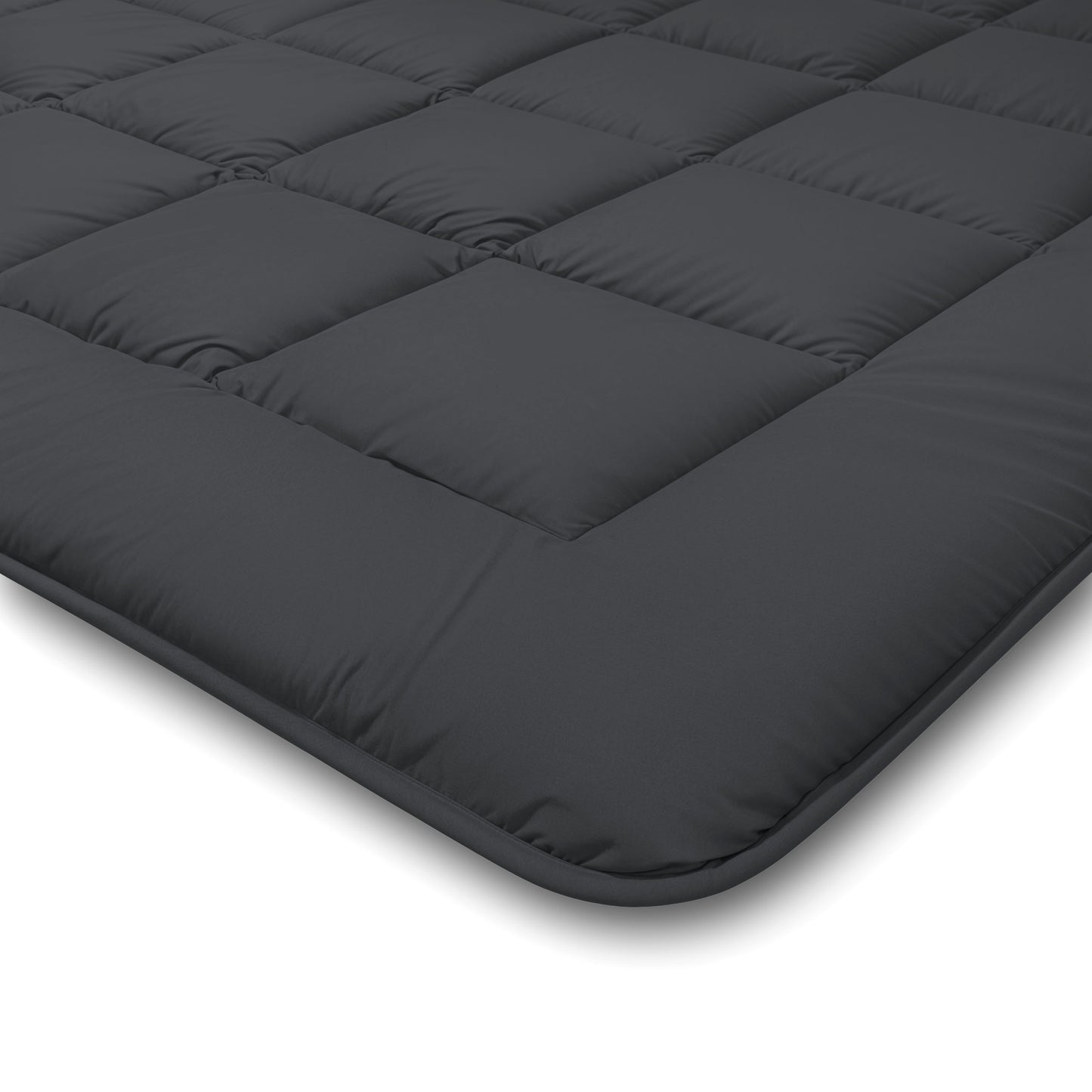 Nahaufnahme der Zelesta Comfort Duo Bettdecke in Sanftes Schwarz & Silbergrau, mit dunkelgrauem Steppgittermuster und glatten Kanten auf weißem Hintergrund.