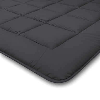 Nahaufnahme der Zelesta Comfort Duo Bettdecke in Sanftes Schwarz & Silbergrau, mit dunkelgrauem Steppgittermuster und glatten Kanten auf weißem Hintergrund.