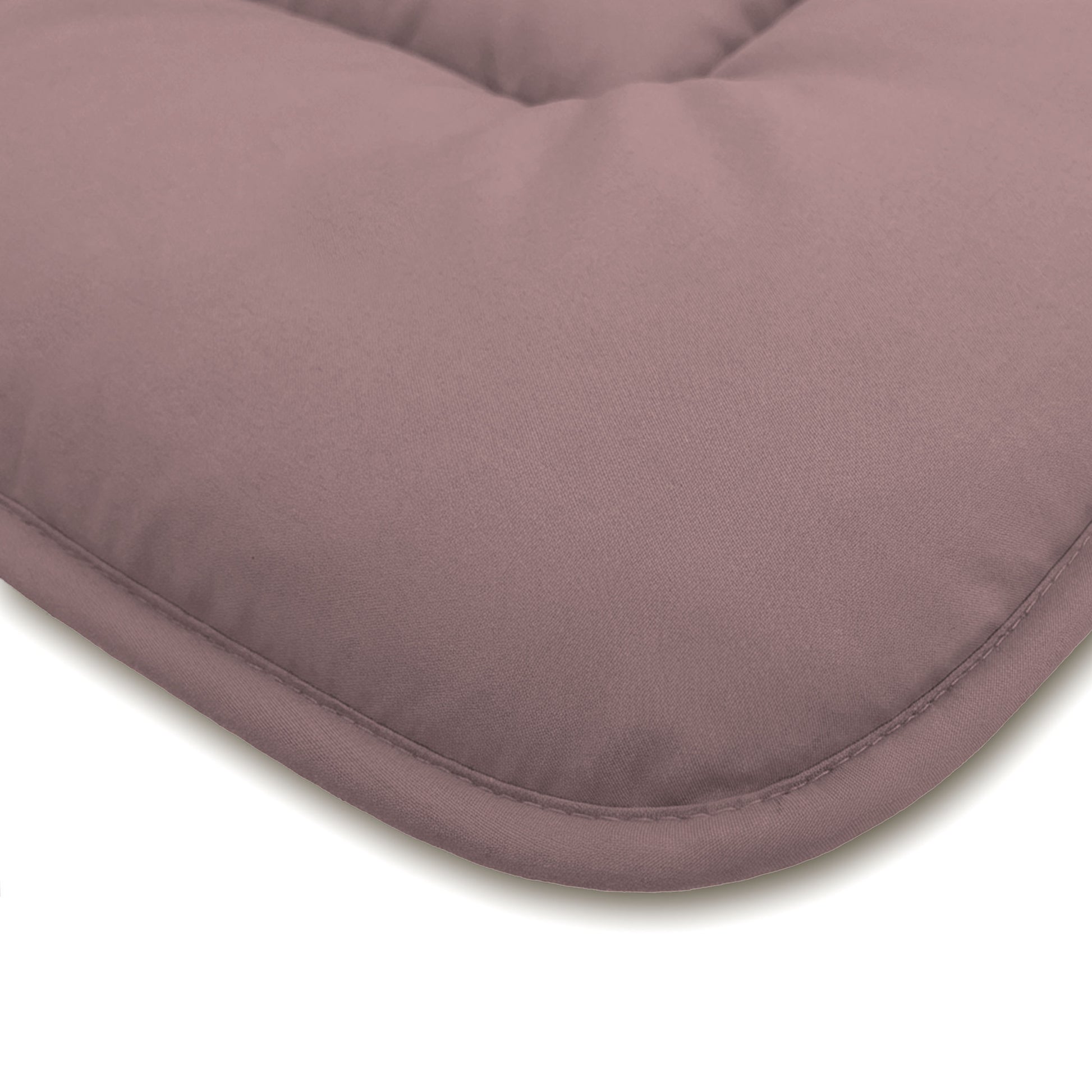 Nahaufnahme eines lila gepolsterten Kissens mit glattem Stoff und abgerundeten Ecken, das die Zelesta Comfort Duo Bettdecke - Rosa & Hellrosa perfekt ergänzt und für zusätzliche Gemütlichkeit sorgt.