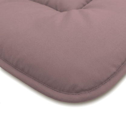 Nahaufnahme eines lila gepolsterten Kissens mit glattem Stoff und abgerundeten Ecken, das die Zelesta Comfort Duo Bettdecke - Rosa & Hellrosa perfekt ergänzt und für zusätzliche Gemütlichkeit sorgt.