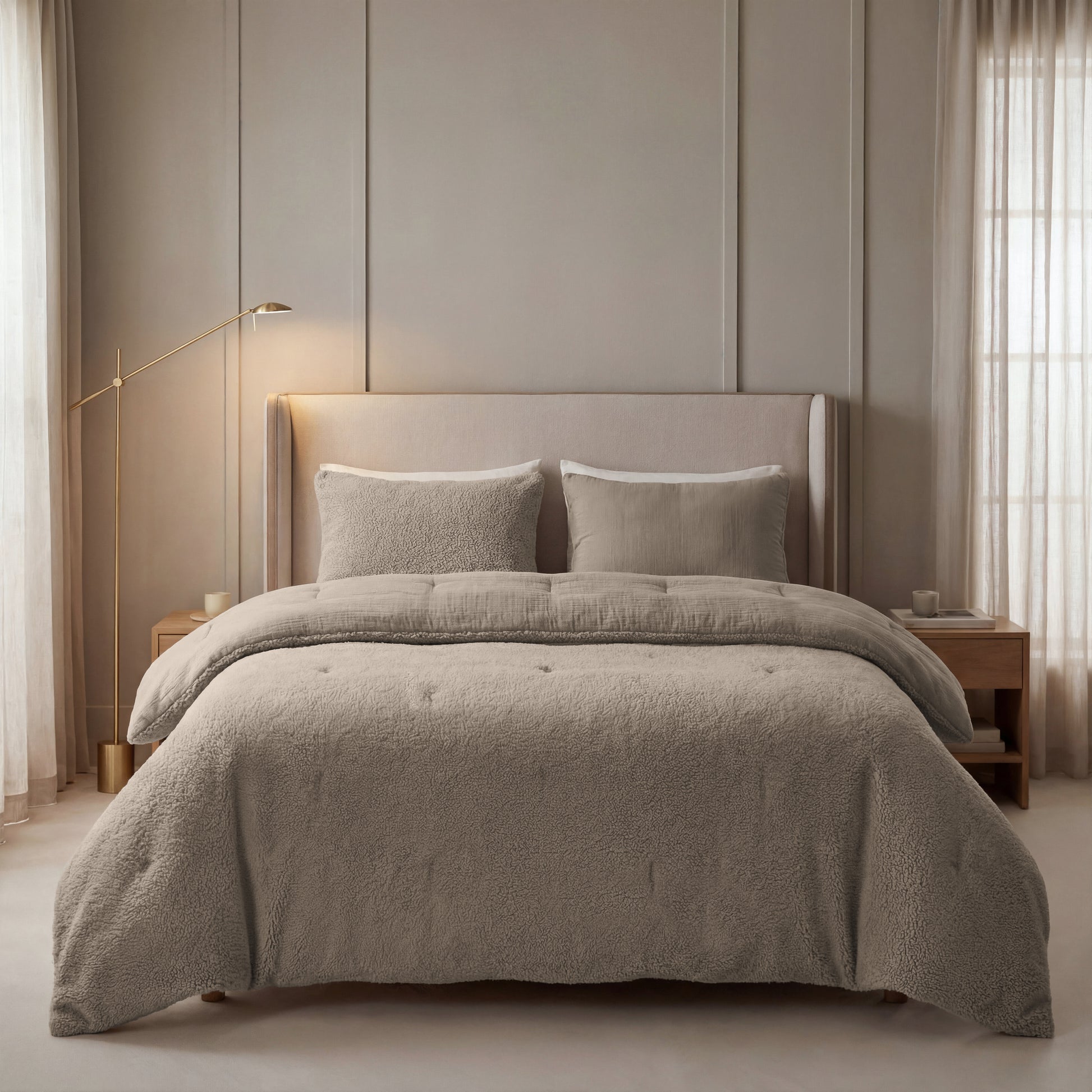 Ein gemütliches Bett mit einer Lampe im Zimmer, geschmückt mit dem Zelesta Teddy Baumwolle Musselin - Taupe, gefertigt aus hochwertiger Musselin-Baumwolle.