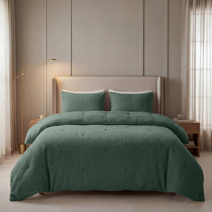 Ein ordentlich gemachtes Bett mit einer grünen Zelesta Teddy Baumwolle Musselin-Bettdecke und passenden Kissen, flankiert von hölzernen Nachttischen, in einem neutral getönten Schlafzimmer mit sanfter Beleuchtung und hellen Vorhängen.