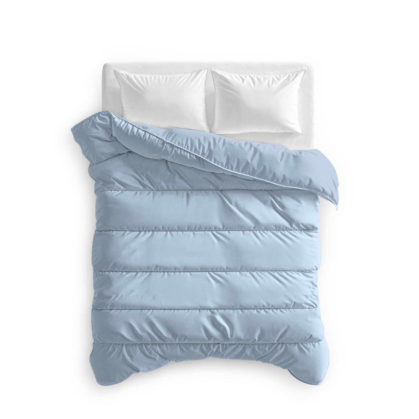 Ein ordentlich gemachtes Bett mit einer hellblauen Zelesta Everyday Uni Bettdecke - Hellblau und zwei weißen Kissen, von oben gesehen auf einem weißen Hintergrund.