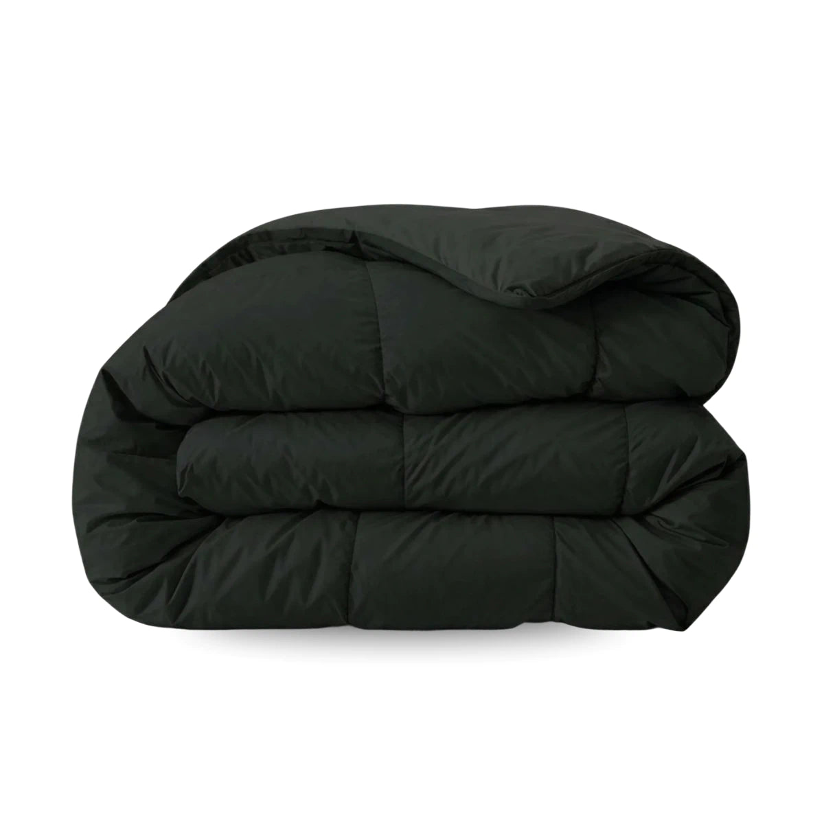 Eine Zelesta Comfort Uni Bettdecke in Schwarz ist ordentlich gefaltet und steht auf einem schlichten weißen Hintergrund.