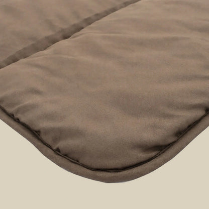 Nahaufnahme der Zelesta Comfort Uni Bettdecke - Mokka, mit einer braunen gepolsterten Stoffoberfläche mit sichtbaren Nähten und abgerundeten Kanten.