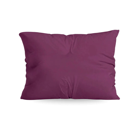 Ein Set aus zwei bordeauxroten Zelesta Comfort Uni Kissenbezügen, 80x80cm, mit weicher Mikrofaserstruktur und leichter Faltenbildung, abgebildet auf einem schlichten weißen Hintergrund.