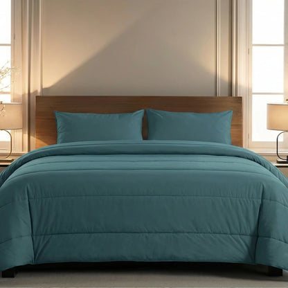 Ein ordentlich gemachtes Bett mit Zelesta Comfort Uni Kissenbezügen Set von 2 in Seegrün (80x80cm), einem Kopfteil aus Holz und zwei Nachttischen mit Lampen, in einem Raum mit hellen Wänden und großen Fenstern.