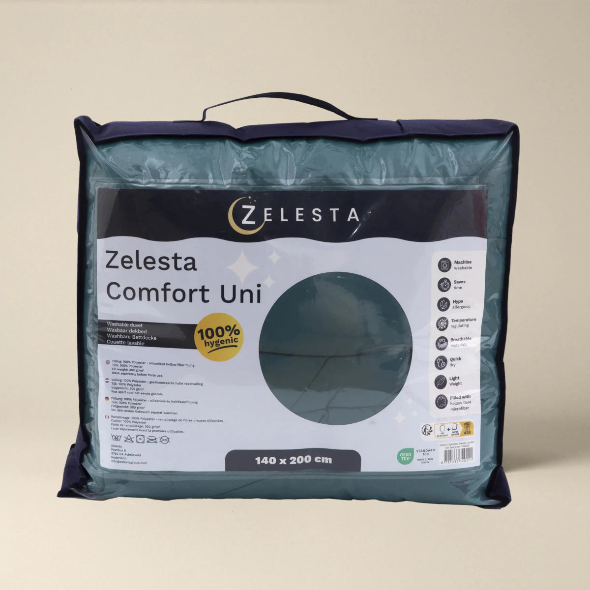 Eine verpackte Zelesta Comfort Uni Bettdecke - Seegrün aus der Komfort-Linie, in einer transparenten Tragetasche mit Produktetikett, Größe 140 x 200 cm. Perfekt als All Season Bettdecke oder für diejenigen, die eine Bettdecke mit festem Bezug wünschen.