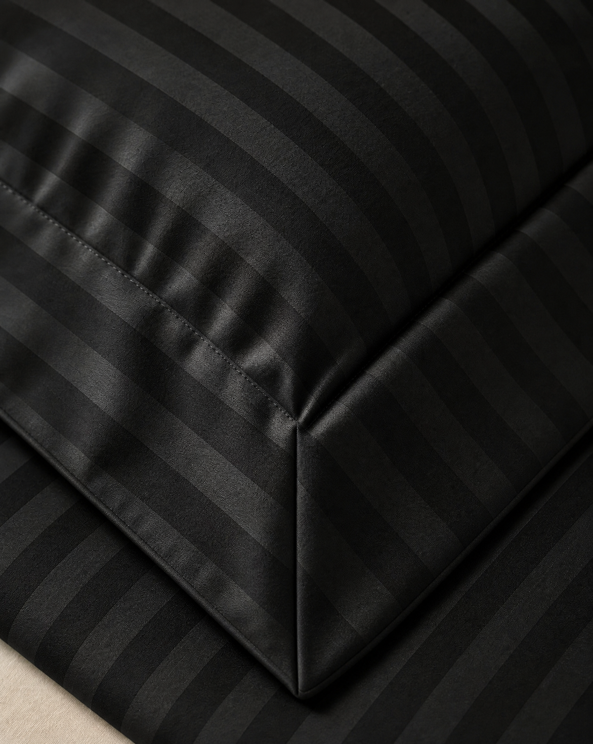 Zelesta Deluxe Hotel Stripe Nahtlose Baumwollsatin Bettdecke - Schwarz