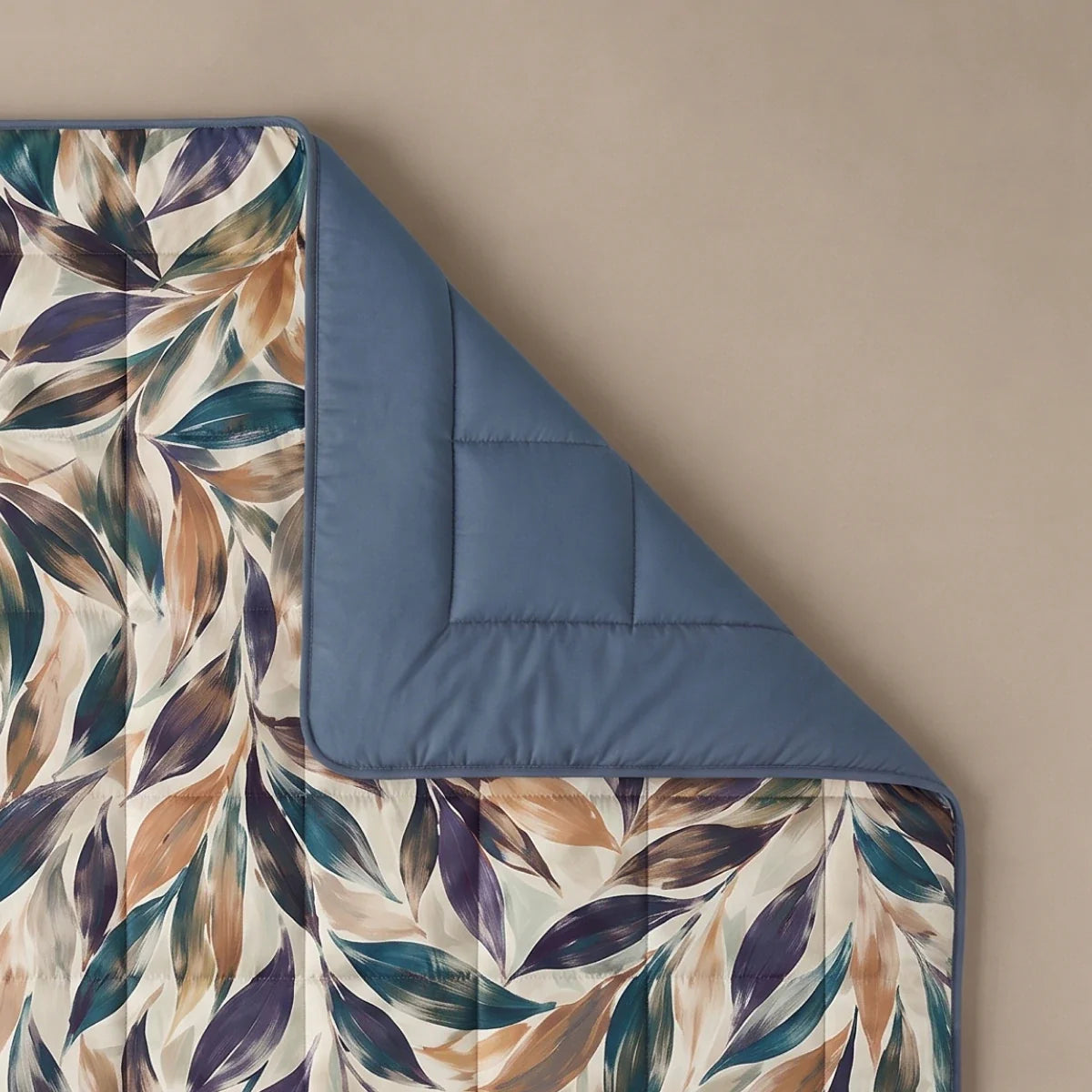 Zelesta Deluxe Design Baumwollsatin Bettdecke - Blue Multicolor Leaves