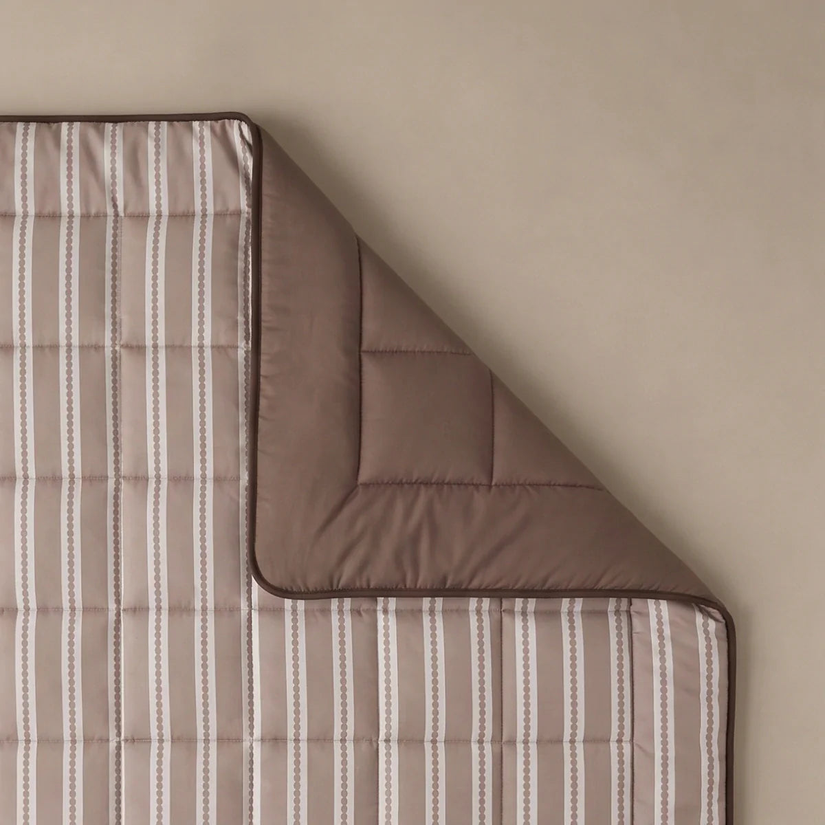 Zelesta Deluxe Design Baumwollsatin Bettdecke - Taupe Stripes