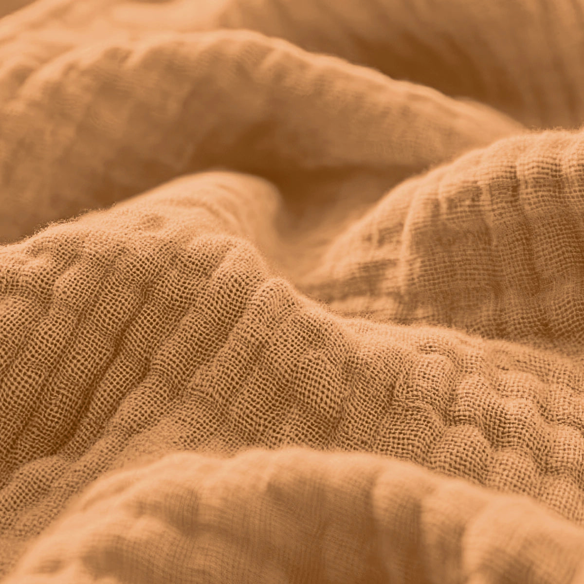 Die Nahaufnahme von Musselin Spannbettlaken - Taupe zeigt seine faltige, strukturierte Oberfläche und das gewebte Muster - ideal für japanisch inspirierte Schlafzimmer.