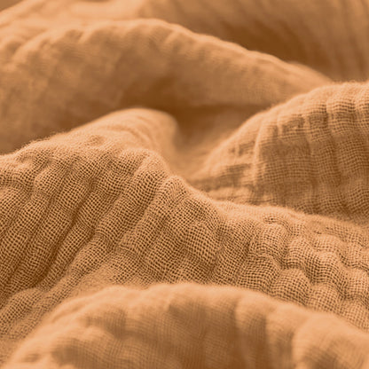 Die Nahaufnahme von Musselin Spannbettlaken - Taupe zeigt seine faltige, strukturierte Oberfläche und das gewebte Muster - ideal für japanisch inspirierte Schlafzimmer.