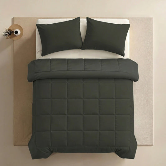 Die Zelesta Pure Uni Bettdecke in Olivschwarz bietet außergewöhnlichen Schlafkomfort und ist perfekt für erholsame Nächte.