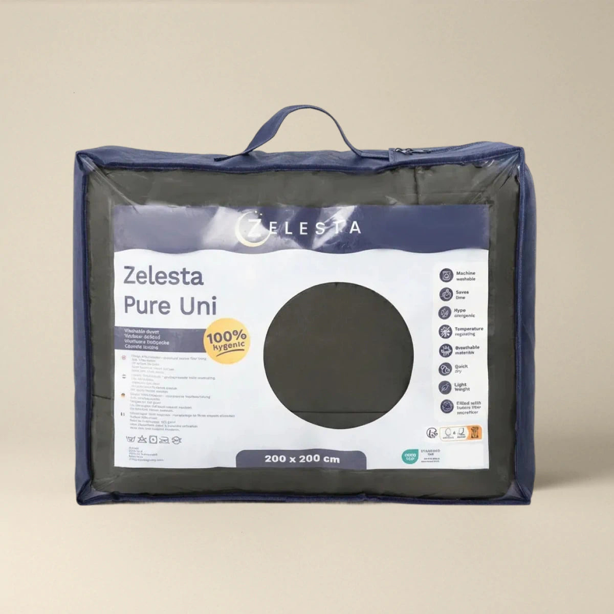 Die verpackte Zelesta Pure Uni Bettdecke - Olivschwarz, 200 x 200 cm, hat eine transparente Vorderseite, die den Blick auf das Produkt freigibt und ist als 100% hygienisch für atmungsaktiven Schlafkomfort gekennzeichnet.
