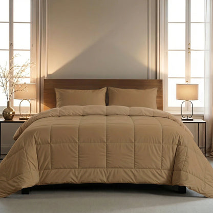 Ein ordentlich gemachtes Bett mit der Zelesta Pure Uni Bettdecke in Kakao Braun und zwei Kissen, flankiert von Lampen auf Nachttischen, vor einer Wand mit zwei hohen Fenstern.