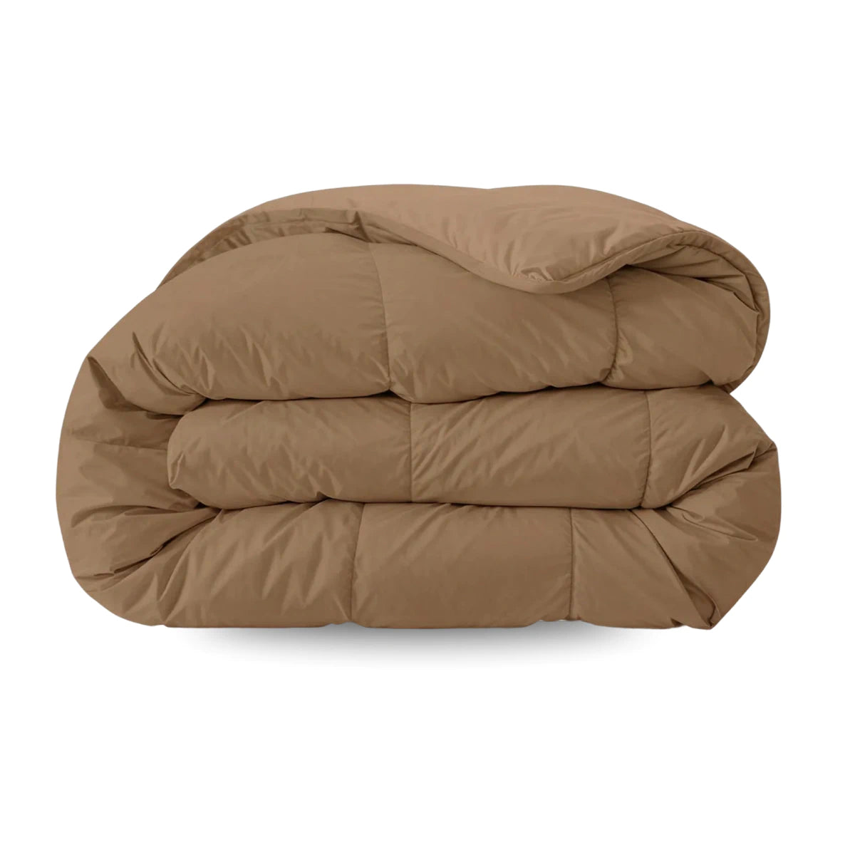 Die Zelesta Pure Uni Bettdecke in Kakao Braun ist eine ordentlich gefaltete, ganzjährig gesteppte Bettdecke, die vor einem weißen Hintergrund präsentiert wird.