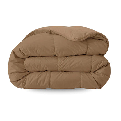 Die Zelesta Pure Uni Bettdecke in Kakao Braun ist eine ordentlich gefaltete, ganzjährig gesteppte Bettdecke, die vor einem weißen Hintergrund präsentiert wird.