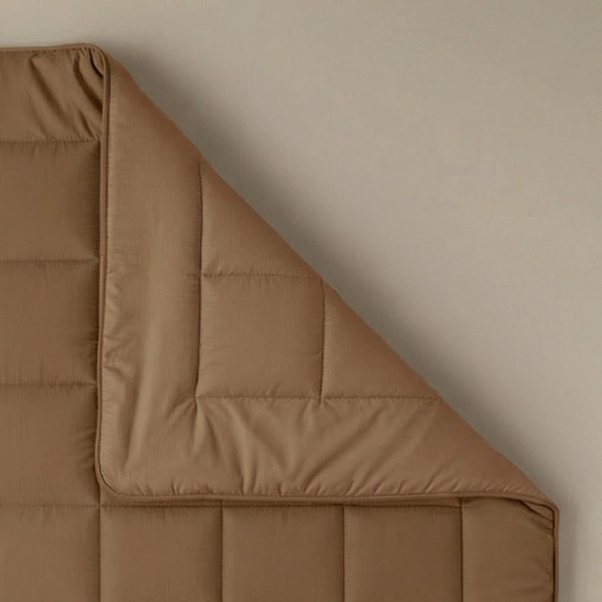 Die Zelesta Pure Uni Bettdecke in Kakao Braun ist mit einem Steppmuster versehen, flach ausgelegt und eine Ecke umgeschlagen, um die Unterseite zu zeigen.