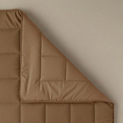 Die Zelesta Pure Uni Bettdecke in Kakao Braun ist mit einem Steppmuster versehen, flach ausgelegt und eine Ecke umgeschlagen, um die Unterseite zu zeigen.