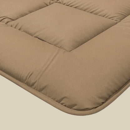 Nahaufnahme eines hellbraunen, gepolsterten Kissens mit abgesteppten Nähten und abgerundeten Kanten, ideal zur Kombination mit der Zelesta Pure Uni Bettdecke - Kakao Braun.