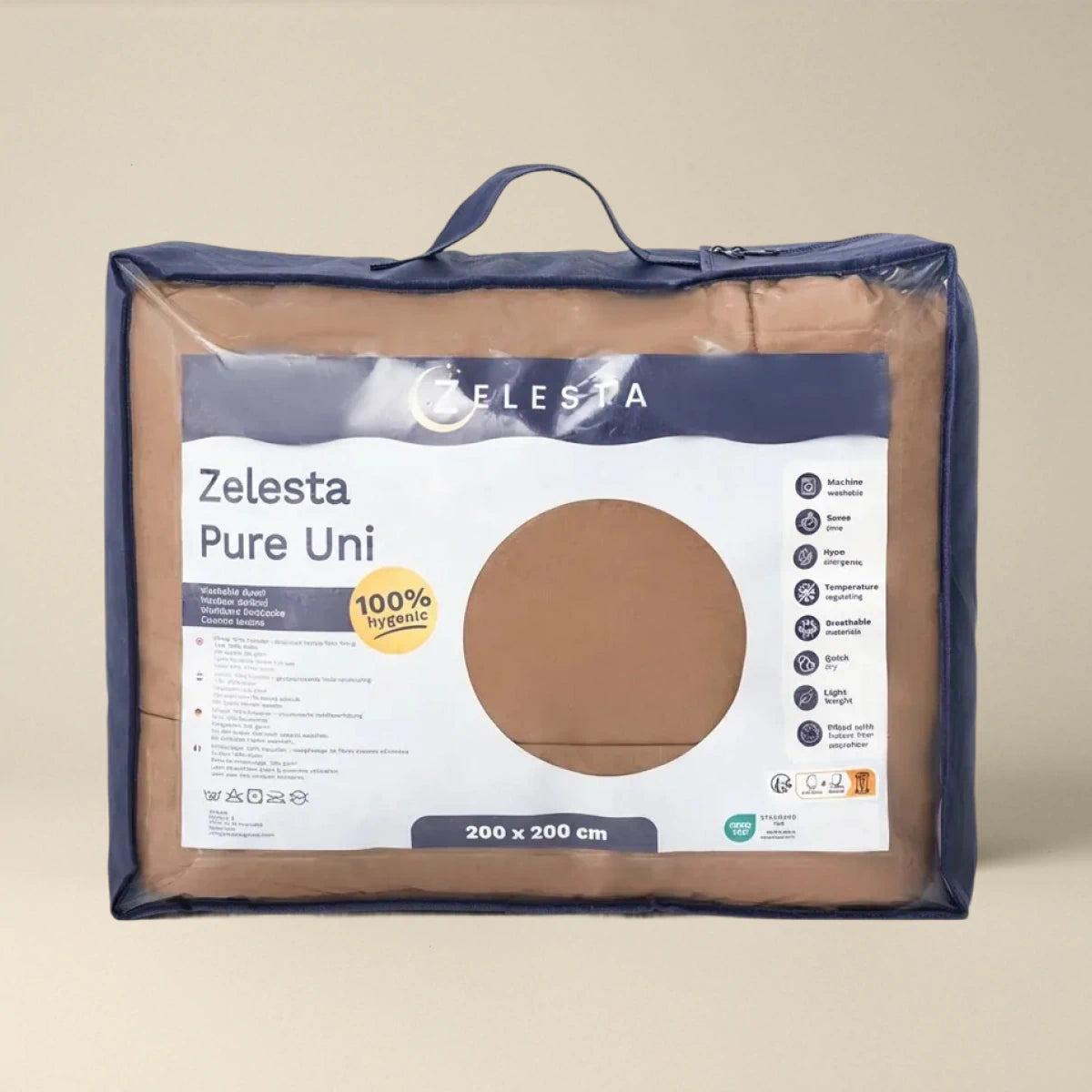Die Zelesta Pure Uni Bettdecke in Kakao Braun, Größe 200 x 200 cm, wird verpackt mit Produktdetails und Symbolen auf der Vorderseite geliefert - ideal als duurzaam dekbed für ganzjährigen Komfort.