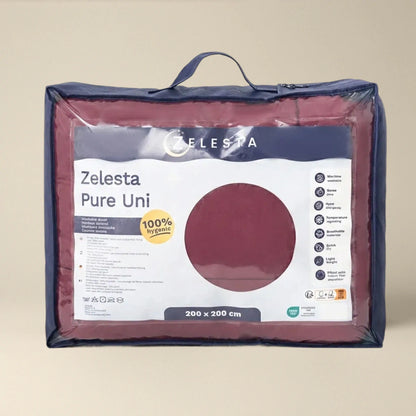 Eine verpackte Zelesta Pure Uni Bettdecke in bordeauxrot, Größe 200 x 200 cm, mit Produktdetails auf der Vorderseite - ideal zur Kombination mit einem katoenen Dekbed für zusätzlichen Komfort und Stil.
