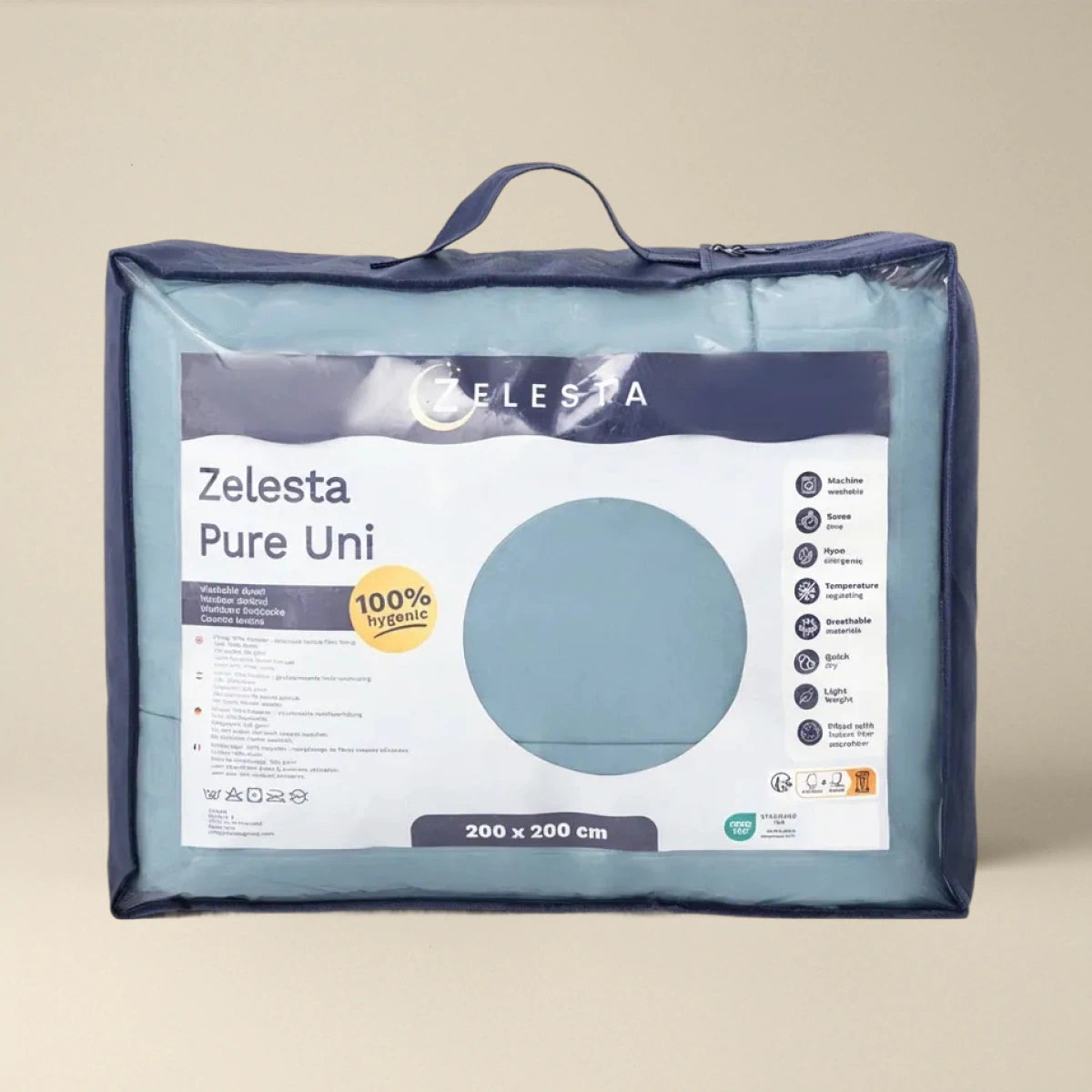 Eine verpackte Zelesta Pure Uni Bettdecke in Sereneblau, Größe 200 x 200 cm, mit Produktinformation und einem 100% hygienischen Etikett auf der Vorderseite für ademend slaapcomfort. Ideal zu kombinieren mit Ihrem katoenen dekbed.