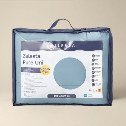 Eine verpackte Zelesta Pure Uni Bettdecke in Sereneblau, Größe 200 x 200 cm, mit Produktinformation und einem 100% hygienischen Etikett auf der Vorderseite für ademend slaapcomfort. Ideal zu kombinieren mit Ihrem katoenen dekbed.