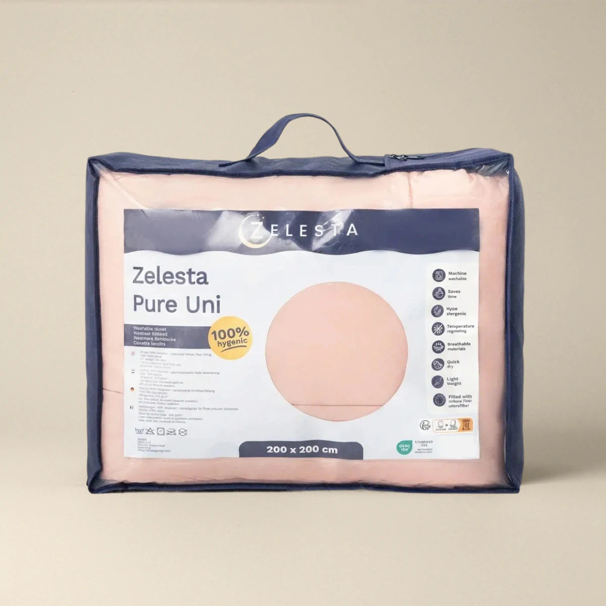 Eine verpackte Zelesta Pure Uni Bettdecke - Zartrosa, beschriftet 100% hygienisch, 200 x 200 cm mit Produktdetails auf der Vorderseite-perfekt für diejenigen, die duurzame dekbedden.