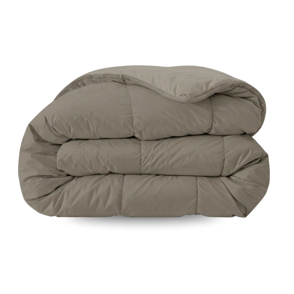 Eine sauber gefaltete Zelesta Pure Uni Bettdecke in Anthrazitgrau mit gesteppten Partien und festem Bezug, ausgestellt vor einem schlichten weißen Hintergrund.