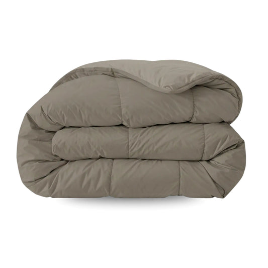 Eine sauber gefaltete Zelesta Pure Uni Bettdecke in Anthrazitgrau mit gesteppten Partien und festem Bezug, ausgestellt vor einem schlichten weißen Hintergrund.