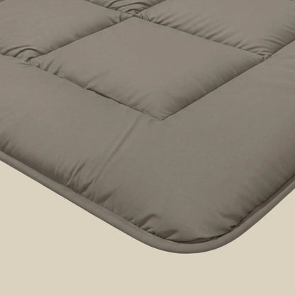 Nahaufnahme der Zelesta Pure Uni Bettdecke in Anthrazitgrau mit weicher, gesteppter Oberfläche und quadratischen Absteppungen auf hellem Grund.