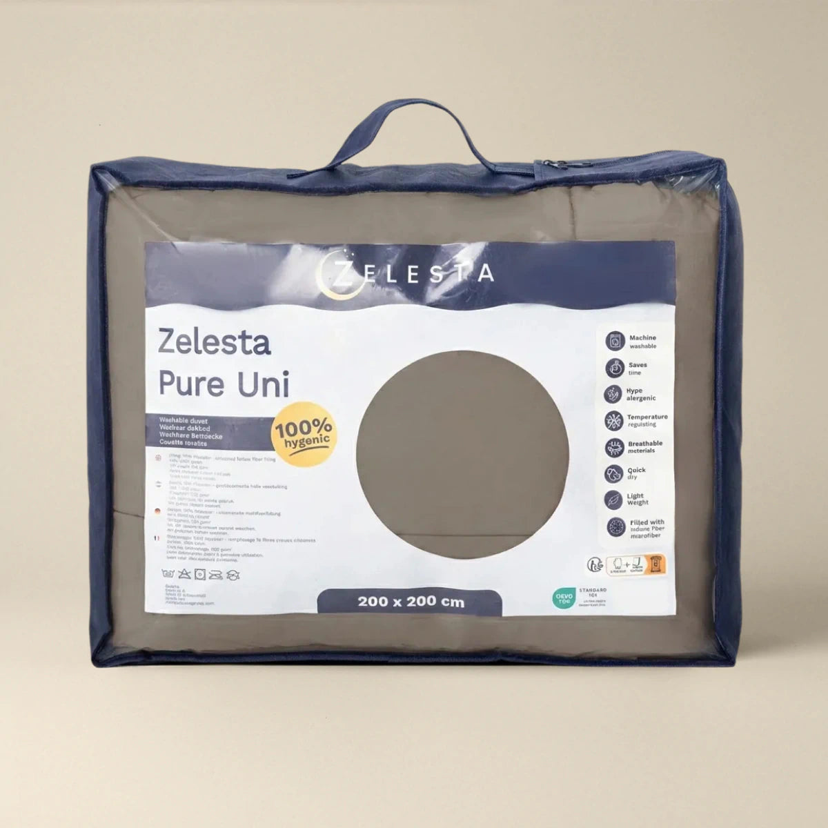 Eine verpackte Zelesta Pure Uni Bettdecke - Anthrazitgrau mit Griff, Produktinformation und transparentem Fenster, das den Stoff zeigt. Angegebene Größe: 200 x 200 cm.