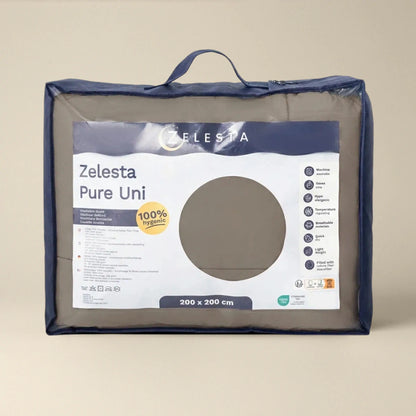 Eine verpackte Zelesta Pure Uni Bettdecke - Anthrazitgrau mit Griff, Produktinformation und transparentem Fenster, das den Stoff zeigt. Angegebene Größe: 200 x 200 cm.