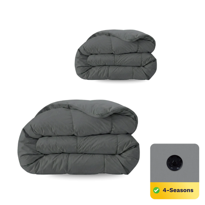 Zwei Zelesta Wonderbed 4 Seasons Double Bettdecken in Stone Grey sind gefaltet und gestapelt; ein Einsatz zeigt den Stoff in Nahaufnahme, ein 4-Seasons-Etikett mit Häkchen und das innovative Edelstahl-Klicksystem zur einfachen Befestigung.