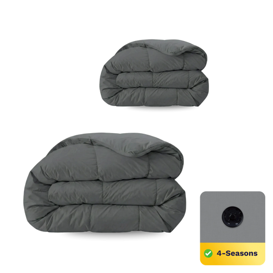 Zwei Zelesta Wonderbed 4 Seasons Double Bettdecken in Stone Grey sind gefaltet und gestapelt; ein Einsatz zeigt den Stoff in Nahaufnahme, ein 4-Seasons-Etikett mit Häkchen und das innovative Edelstahl-Klicksystem zur einfachen Befestigung.