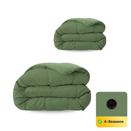 Zwei Timeless Green Zelesta Wonderbed 4 Seasons Double Bettdecken sind ordentlich gefaltet, mit einem schwarzen Ventil und einem gelben Ecketikett mit der Aufschrift "4-Seasons" und einem Häkchen, das die vielseitige Qualität von Zelesta Wonderbed unterstreicht.