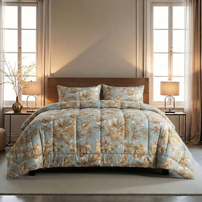 Ein Zelesta Wonderbed 4 Seasons Double - Botanic Chique mit blauer und beiger Blumenbettwäsche und passenden Kissen steht in der Mitte zwischen zwei Fenstern, flankiert von Beistelltischen, Lampen und einer Vase auf einem Tisch.