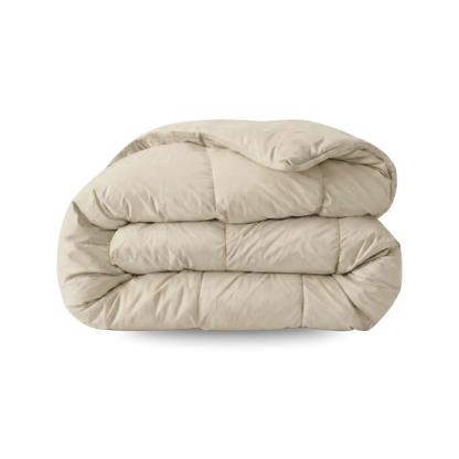 Das Zelesta Wonderbed Baumwolle - Desert Sand ist eine ordentlich gefaltete beige Mikrofaser Bettdecke mit einem gesteppten Design, ideal als antiallergische Bettdecke, auf einem schlichten weißen Hintergrund.