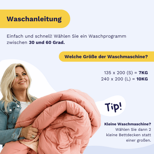 Frau hält eine große Zelesta Wonderbed 4 Seasons Double Baumwolle - Morning Grey Bettdecke; daneben Anleitung zum Waschen von Bettdecken mit Programm- und Größentipps für Waschmaschinen.