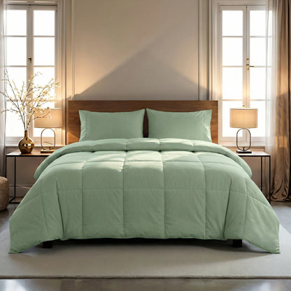 Zwischen zwei Fenstern mit beigen Vorhängen, flankiert von Nachttischen und Lampen, steht ein hübsch gemachtes Zelesta Wonderbed 4 Seasons Double Baumwolle in Natural Green mit passenden Kissen.
