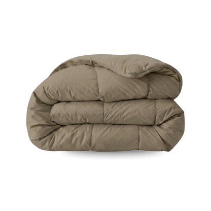 Eine sauber gefaltete Zelesta Wonderbed - Natural Taupe Mikrofaser Bettdecke ruht auf einem schlichten weißen Hintergrund.